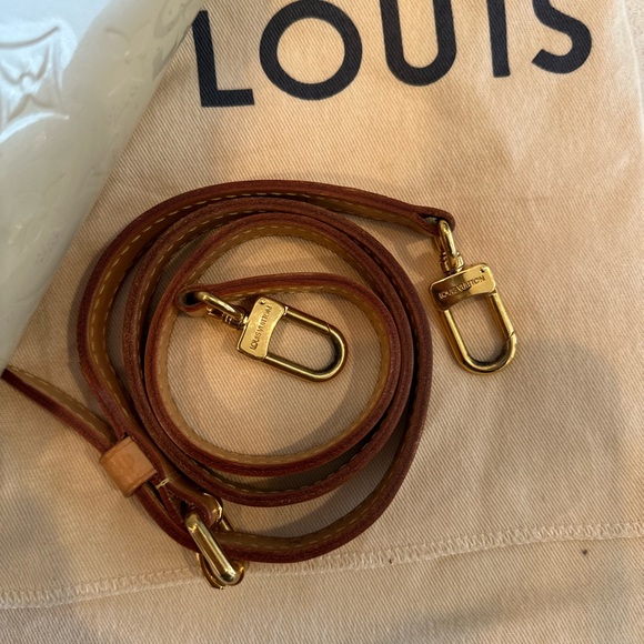 Louis Vuitton Brea PM Vernis - Picture 11 of 12